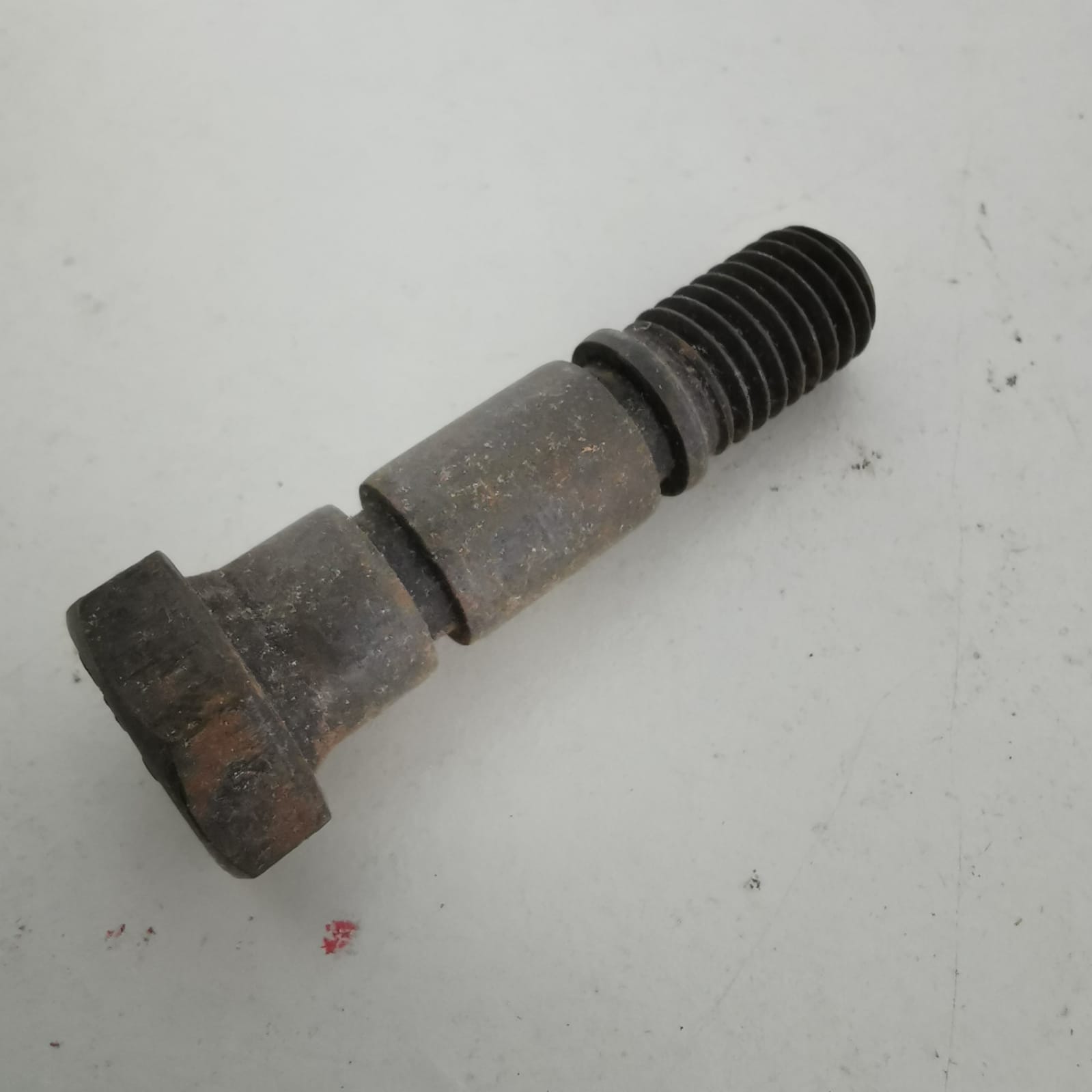 Belt pulley main shaft screw